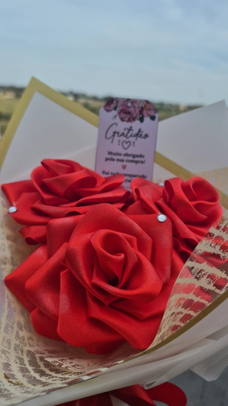 Buquê artesanal de rosas vermelhas em cetim