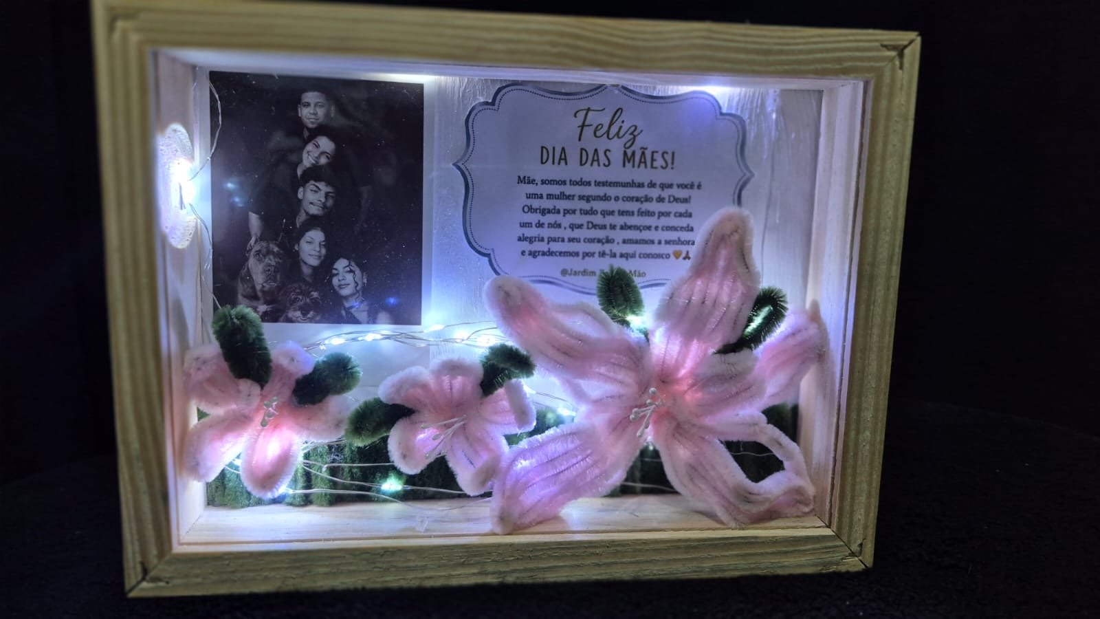 Quadro artesanal iluminado com flores cor-de-rosa