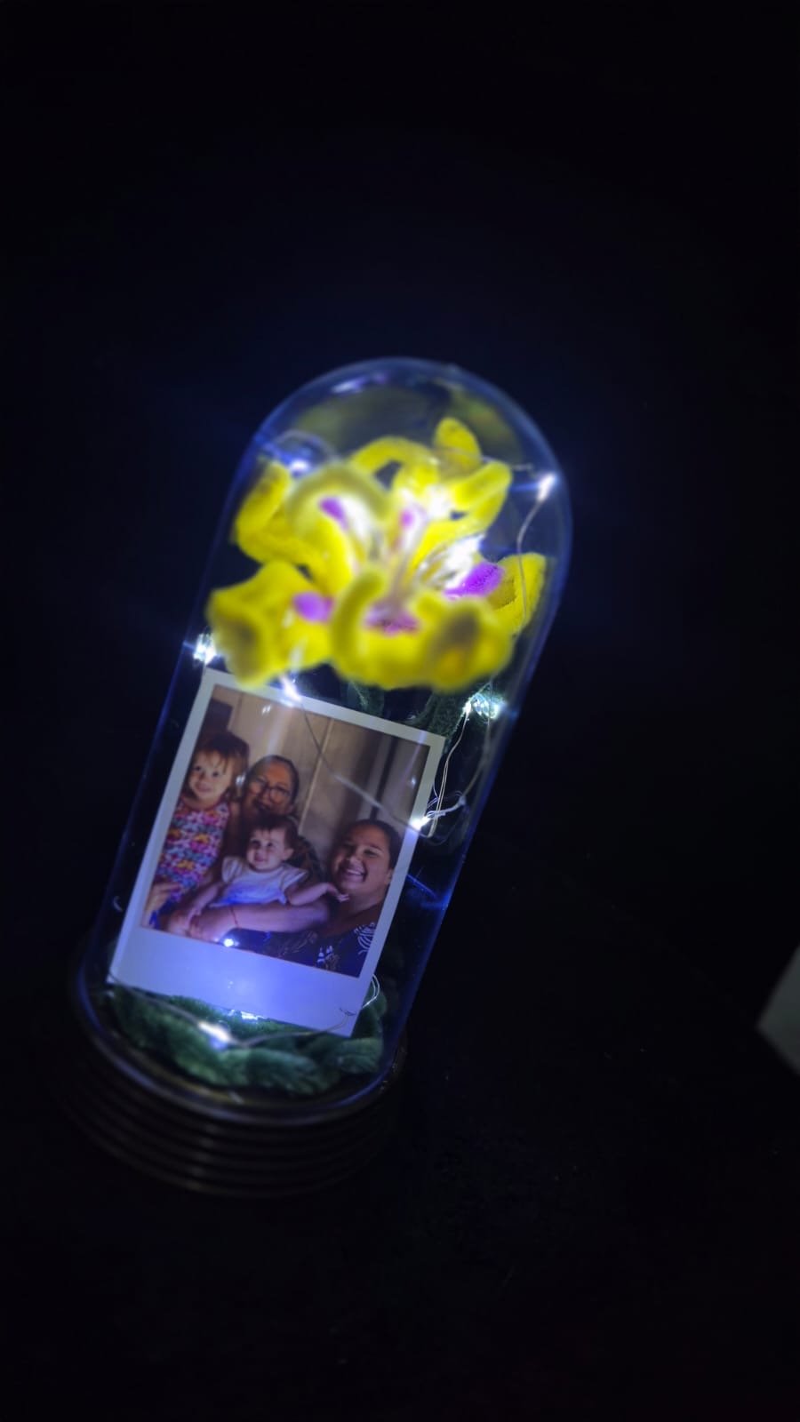 Flor artesanal amarela iluminada em cúpula