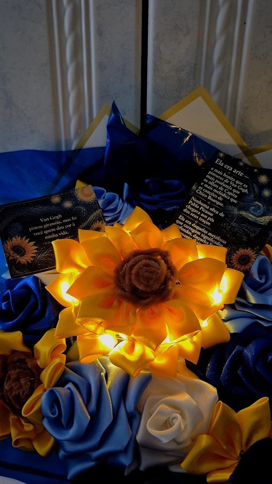 Buquê artesanal azul e amarelo