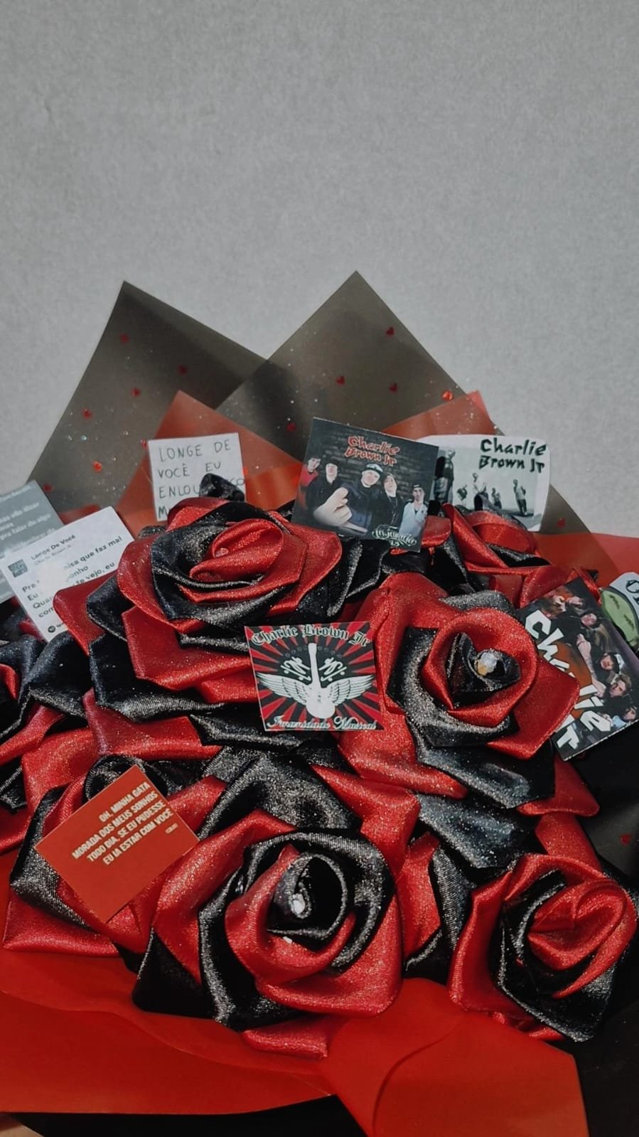 Buquê artesanal vermelho e preto