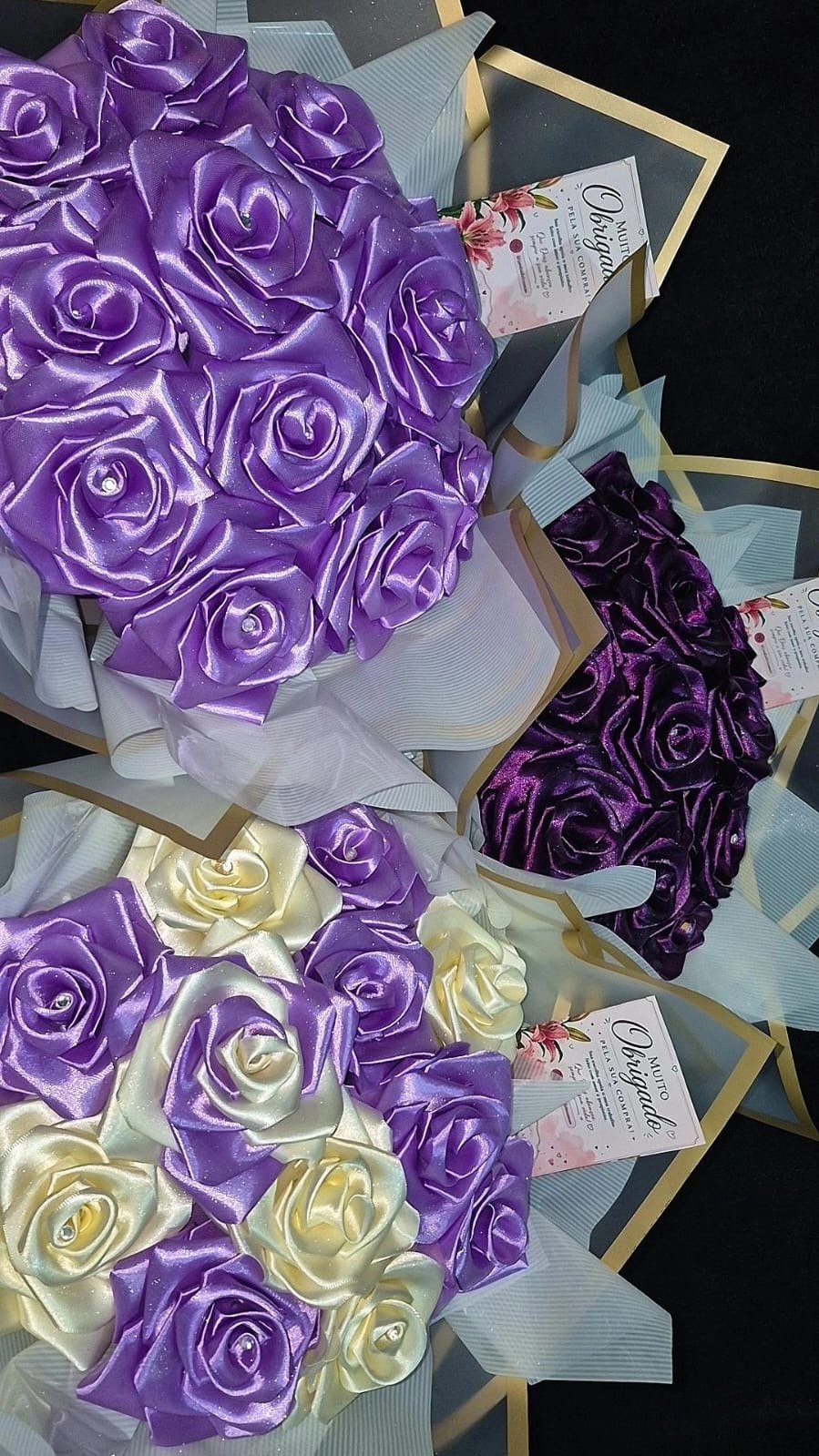 Coleção de buquês artesanais em cetim lilás, roxo e marfim