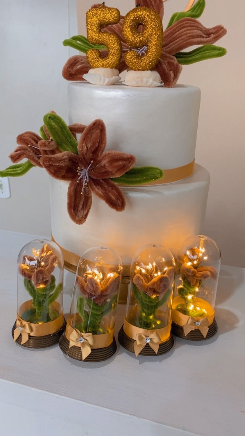 Lembrancinhas florais iluminadas em redomas transparentes